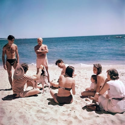 Picasso, en la playa con familiares y amigos en las cercanías de Cannes.