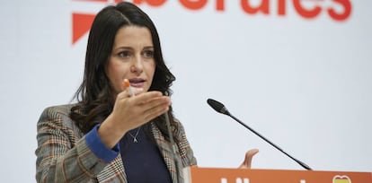 La líder de Cs, Inés Arrimadas, comparece tras una reunión del Comité Permanente del partido, en la sede nacional de Cs.