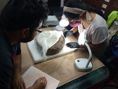 Investigadores del INAH analizan el marcador localizado en Chichén Itzá.