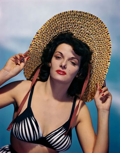 Las piezas poseían formas que realzaban el cuerpo femenino y utilizaban tejidos más bien estéticos que no tenían en cuenta el secado o la resistencia al agua, como este de Jane Russell.