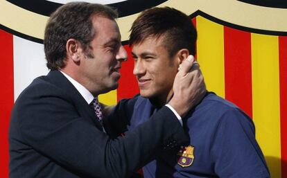 Rosell abraza a Neymar el d&iacute;a de la presentaci&oacute;n del jugador.