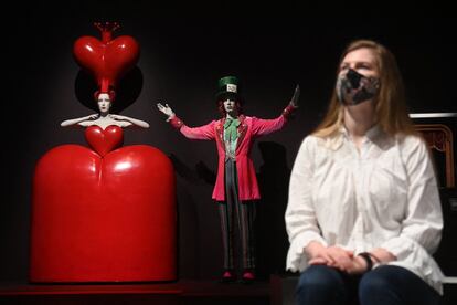 Traje titulado 'Queen of Hearts costume' 2010 del artista Bob Crowley durante un avance de prensa de la exposición Alice: Curiouser and Curiouser en el museo Victoria & Albert de Londres el 18 de mayo de 2021.