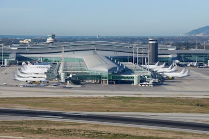 El Aeropuerto Josep Tarradellas Barcelona-El Prat, donde Aena lleva a cabo un proyecto para tratar de validar la viabilidad técnica de pilas de combustible de hidrógeno como sustitutivo de los habituales generadores de respaldo diésel.