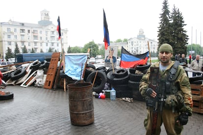 Un mercenario de una milicia prorrusa, armado con un rifle, posa en una barrera levantada en Kramatorsk, Ukraine, en mayo de 2014.