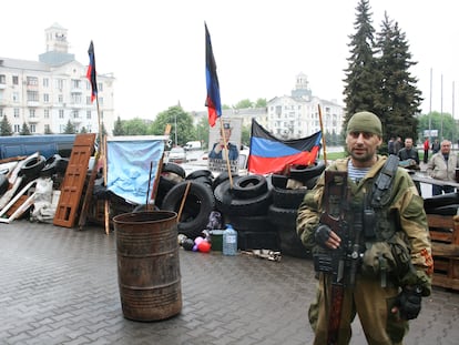 Un mercenario de una milicia prorrusa, armado con un rifle, posa en una barrera levantada en Kramatorsk, Ukraine, en mayo de 2014.