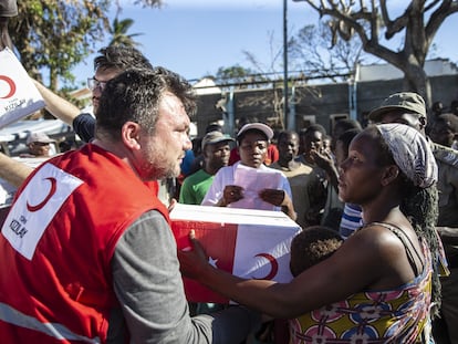 Un cooperante turco reparte ayuda en Beira, Mozambique, tras el paso del ciclón 'Idai', en marzo de 2019.