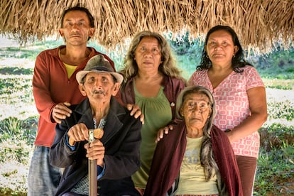 El cacique de la Montaña, Francisco Ramírez, es el hombre más respetado en los valles de San Andrés y Yateras. Las grandes decisiones de la comunidad de La Ranchería se toman bajo su criterio. El respeto a la Madre Tierra es el pilar fundamental por el que rige sus decisiones. En la imagen, junto a su esposa Reina Ramírez y sus hijos Vladimir, Nazaria e Idalis.