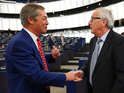 El presidente de la Comisión Europea, Jean-Claude Juncker, saluda al líder del Partido del Brexit, Nigel Farage, en el pleno del Parlamento Europeo en Estrasburgo.