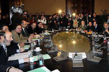 Representantes del Gobierno y el PSOE, a la izquierda de la mesa, durante una reunión con dirigentes de los partidos catalanes, en Barcelona.