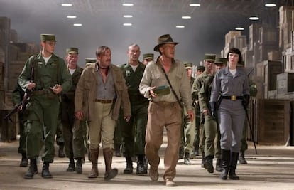 Indiana Jones pasea por el Hangar 51.