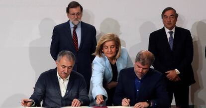 De izquierda a derecha. Arriba: Mariano Rajoy, Fátima Bañez, Juan Rosell (CEOE); debajo: Josep María Alvarez (UGT) y Unai Sordo (CCOO), durante la firma del acuerdo sobre el SMI de 2017.