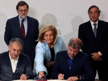 De izquierda a derecha. Arriba: Mariano Rajoy, F&aacute;tima Ba&ntilde;ez, Juan Rosell (CEOE); debajo: Josep Mar&iacute;a Alvarez (UGT) y Unai Sordo (CCOO), durante la firma del acuerdo sobre el SMI de 2017.