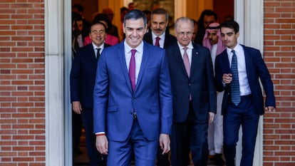 Pedro Sánchez, el viernes en La Moncloa, junto a los participantes de la reunión de ministros europeos con los ministros árabes del denominado 'Grupo de contacto árabe-islámico para Gaza', para abordar el conflicto entre Israel y Palestina.