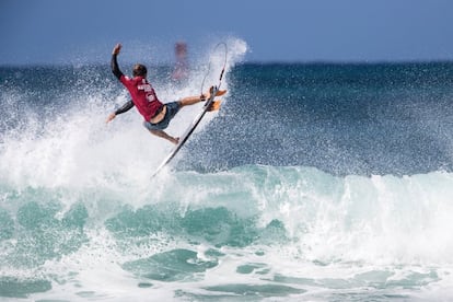 El surfista australiano Josh Kerr surca una ola durante el torneo Hawaiian Pro de la World Surf League (WSL), que forma parte de la liga mundial de surf, celebrado en Honolulu (Hawái).