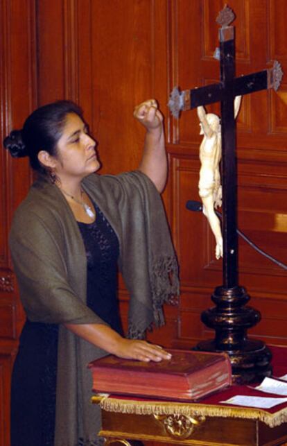 La congresista electa y líder cocalera de la Alianza nacionalista de Ollanta HUmala, Nancy Obregón, jura el cargo, en el Congreso de Perú.