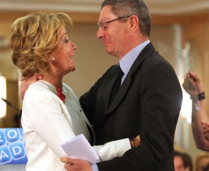 Imagen del pasado mes de abril del alcalde del Ayuntamiento, Alberto Ruiz- Gallardón, junto a la presidenta de la Comunidad de Madrid, Esperanza Aguirre.