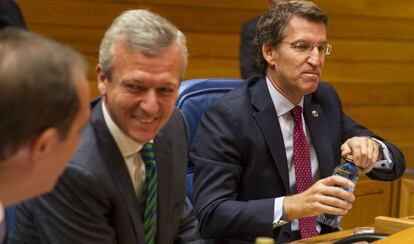 Feijóo, este miércoles en el Parlamento gallego, junto a su vicepresidente, Alfonso Rueda
