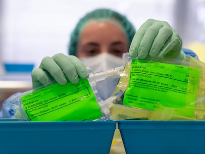 Una trabajadora del servicio de farmacia del hospital Sant Joan de Déu (Barcelona) prepara dosificaciones de medicamentos utilizando el sistema 'tall man letters' para evitar confusiones.
