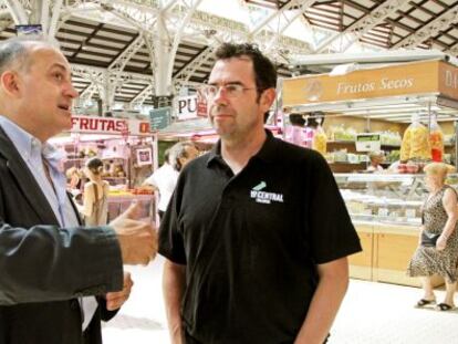 El portavoz socialista, Joan Calabuig, junto a Francisco Dasi, presidente de la Asociaci&oacute;n de Vendedores, en el Mercado Central de Valencia.