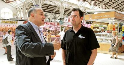 El portavoz socialista, Joan Calabuig, junto a Francisco Dasi, presidente de la Asociación de Vendedores, en el Mercado Central de Valencia.