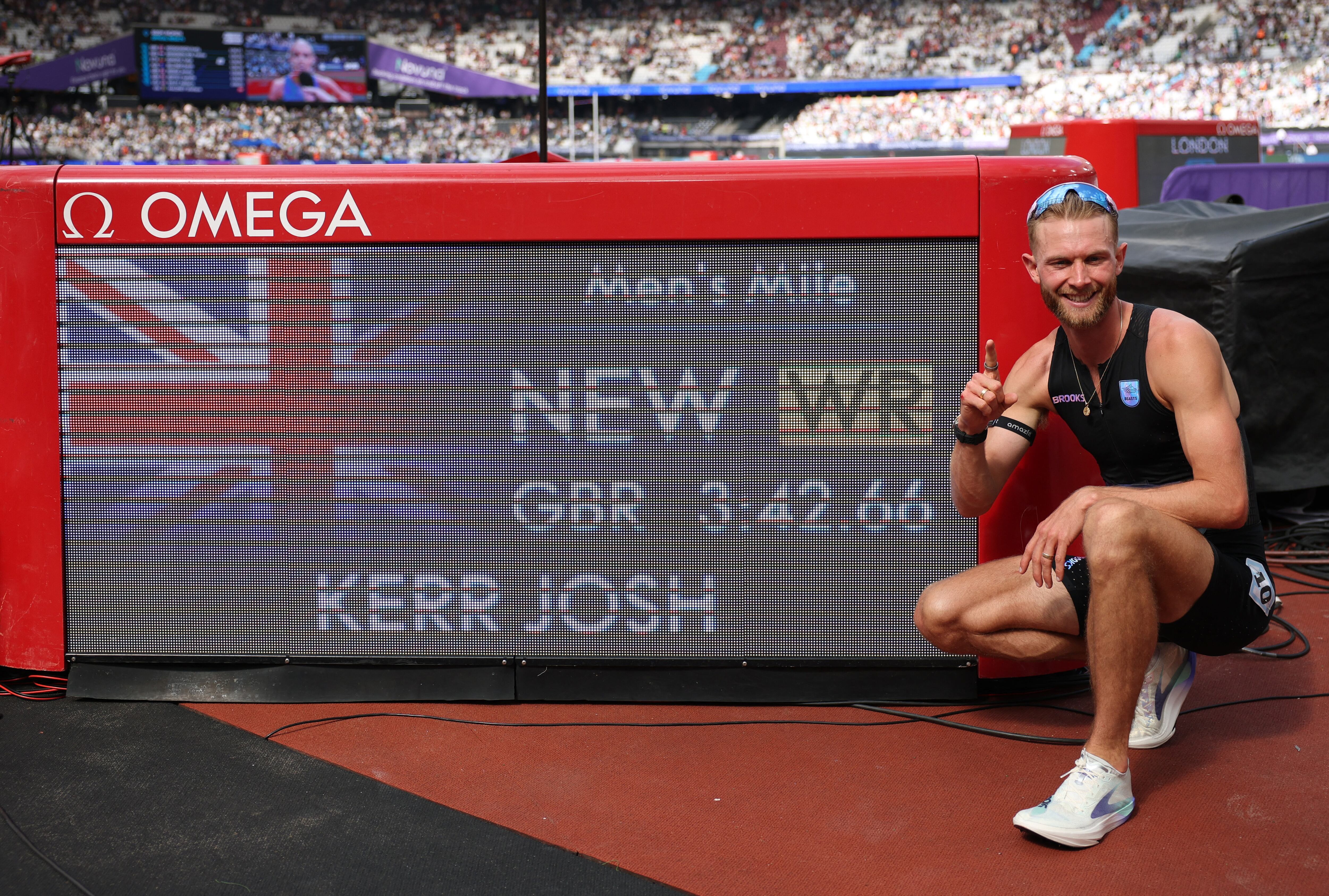 Josh Kerr lleva el récord de la milla al siglo XXI con una marca de 3m 42,66s