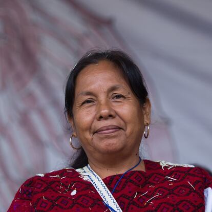 OVENTIC, CHIAPAS, 22OCTUBRE2017.- El jueves 19 de octubre se realizó el último saludo por parte de los pueblos indígenas zapatistas al Concejo Indígena de Gobierno (CIG) y su vocera y aspirante a candidata independiente a la presidencia de la república, Maria de Jesús Patricio Martinez "Marichuy". En el Caracol II Oventic, zona altos de Chiapas miles de bases de apoyo del Ejercito Zapatista de Liberación Nacional (EZLN) e indígenas tzotsiles y tzetales saludaron y respaldaron la búsqueda de la candidatura y la lucha por el pueblo de México que llevaría una mujer indígena como Marichuy en las próximas elecciones en el país.
FOTO: ADOLFO VLADIMIR /CUARTOSCURO.COM
