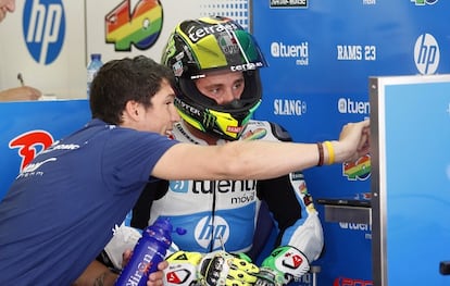 Pol Espargar&oacute; escucha a su hermano Aleix.