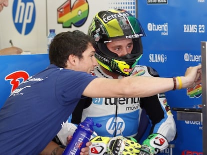 Pol Espargar&oacute; escucha a su hermano Aleix.