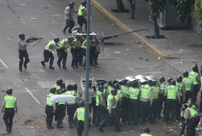 Até este momento, a polícia atuava sozinha no controle da ordem pública durante o protesto. Em quase um mês, morreram 26 pessoas.