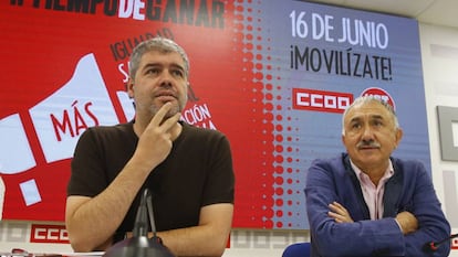 Los secretarios generales de UGT y CC OO, Pepe Álvarez (d) y Unai Sordo, durante la rueda de prensa de este martes.