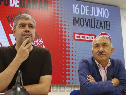 Los secretarios generales de UGT y CC OO, Pepe Álvarez (d) y Unai Sordo, durante la rueda de prensa de este martes.