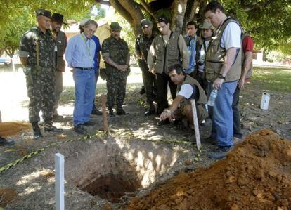 Trabajos de investigaci&oacute;n sobre la desaparici&oacute;n de unos guerrilleros en Brasil en 2009.