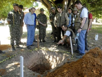 Trabajos de investigaci&oacute;n sobre la desaparici&oacute;n de unos guerrilleros en Brasil en 2009.