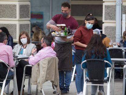 Clientes en una terraza en Ribadeo, Lugo, tras el fin del estado de alarma, el 9 de mayo.