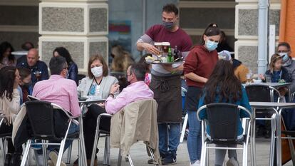 Clientes en una terraza en Ribadeo, Lugo, tras el fin del estado de alarma, el 9 de mayo.