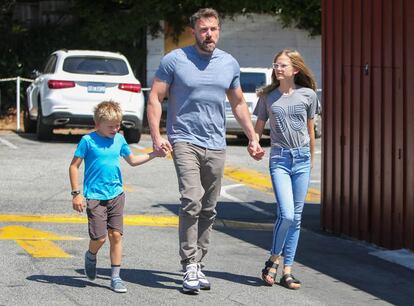 Ben Affleck y sus hijos Samuel y Violet, el pasado fin de semana en California.