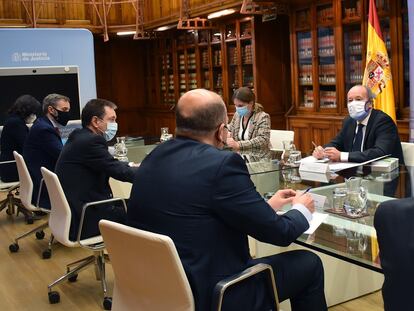 El ministro de Justicia, Juan Carlos Campo con representantes de las asociaciones judiciales en Madrid el pasado 18 de diciembre.