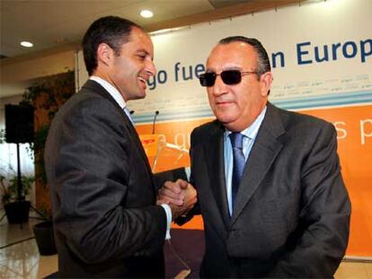 Francisco Camps (izquierda) saluda a Carlos Fabra en mayo de 2004, tras un acto de las elecciones europeas.