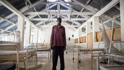 El enfermero jefe del Departamento de Medicina del Hospital de Bor (Sudán del Sur), que carece de luz, suministros y personal.