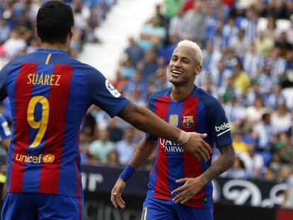 Los jugadores del FC Barcelona, Suárez y Neymar, celebran un tanto en el encuentro contra el Leganés.