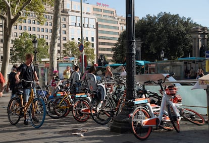 Bicicletas de sharing mal aparcadas y en el suelo en la plaza de Cataluña de Barcelona, este mes de septiembre.