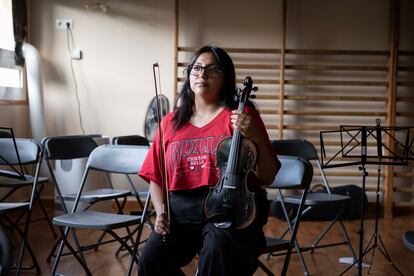 Paulina Durán posa con uno de los violines que consiguió gracias al proyecto Vozes. Aspira a que un día pueda tocar con soltura alguno de los 'Caprichos' de Paganini. 