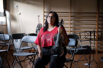 Paulina Durán posa con uno de los violines que consiguió gracias al proyecto Vozes. Aspira a que un día pueda tocar con soltura alguno de los 'Caprichos' de Paganini. 