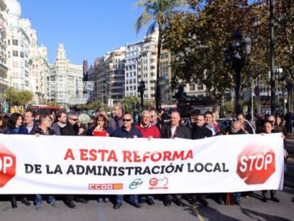 Dirigentes sindicales con los portavoces municipales de la oposición en Valencia Joan Calabuig, Joan Ribó y Amadeu Sanchis.