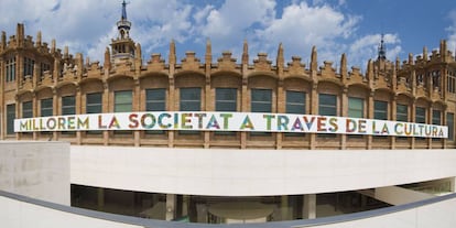 El mural de Boa Mistura en la fachada del CaixaForum