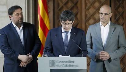 Puigdemont (centre), Junqueras (esquerra) i Romeva, aquest dilluns.