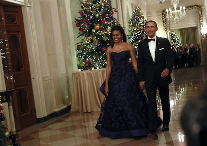El pasado año, Michelle Obama lució un vestido floral de Oscar de la Renta. Uno de los 'looks' más extravagantes que ha lucido la primera dama en estos ocho años.