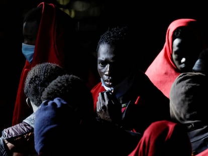 Los inmigrantes de la embarcación interceptada en la noche del jueves, a su llegada al muelle de Arguineguín (Gran Canaria).