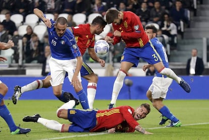 Piqué, Costa, Ramos y Bonucci luchan por un balón.
