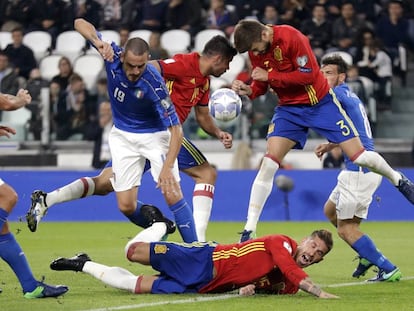 Piqué, Costa, Ramos y Bonucci luchan por un balón.